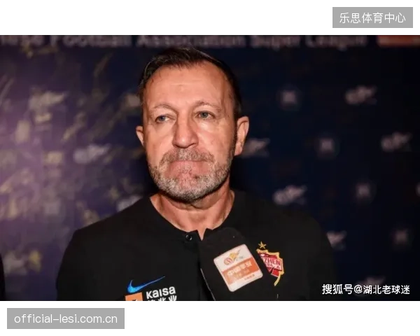 卡萨斯大胆启用新人，年轻球员的轮换使用极大增强了球队的战术灵活性。
